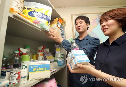 인도적 지원 물품을 살펴보는 우리민족서로돕기운동 관계자들. [연합뉴스 자료사진]